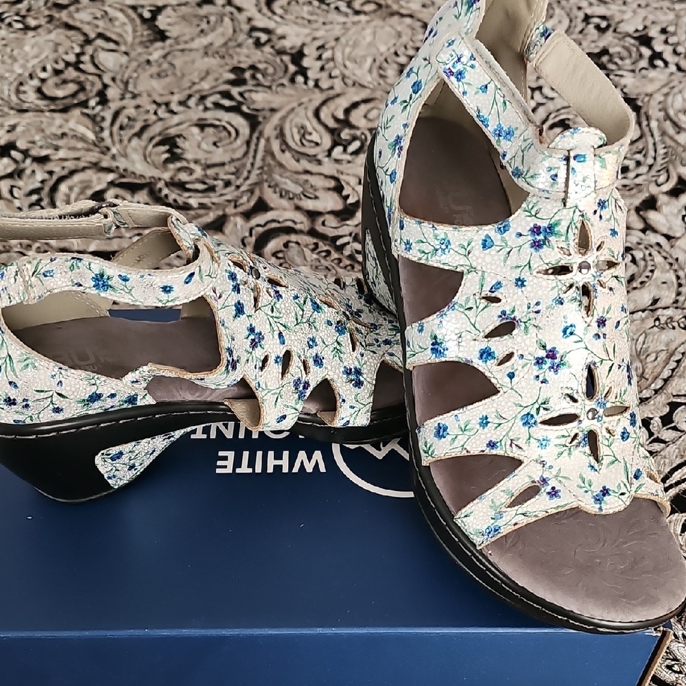 Jambu White and Blue Floral Sandals